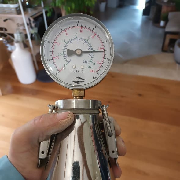 Technicien MURSAIN mesurant le taux d'humidité d'un mur avec un hygromètre professionnel